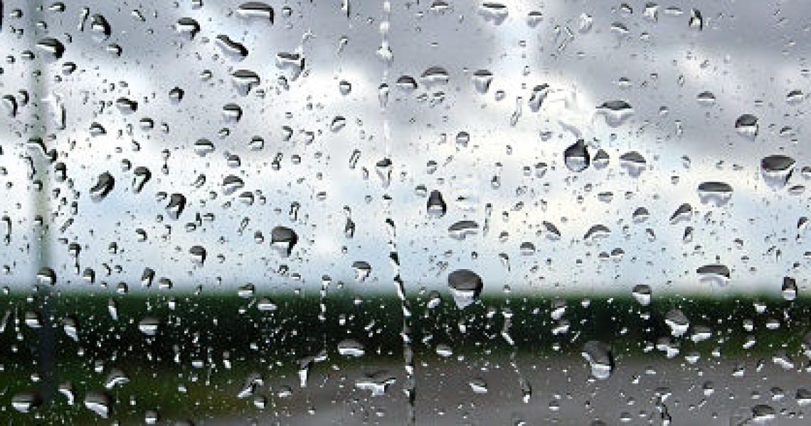 Goutelettes_de_pluie_sur_le_pare-brise_opt