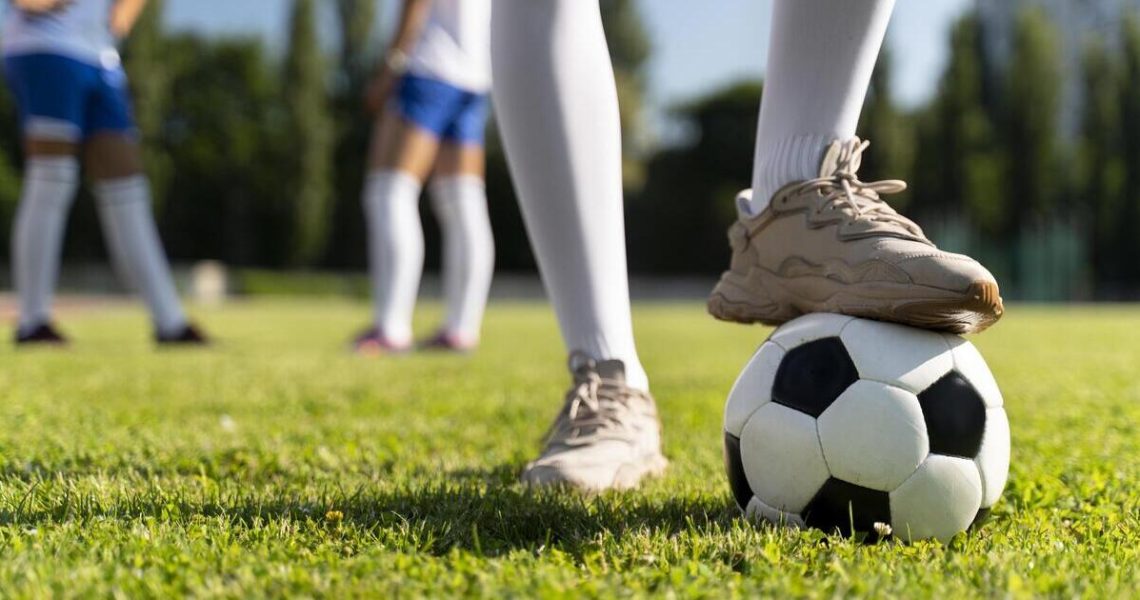 femmes-jouant-dans-equipe-football (1) (1)